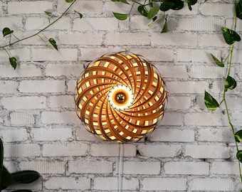 Applique murale de 50 cm en gommier. Lampe en bois fabriquée à la main par l'atelier de Cologne.