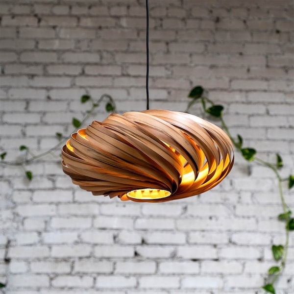 Lampe à suspension en bois de gomme douce. Lampe en bois fabriquée à la main par l'atelier de Cologne.