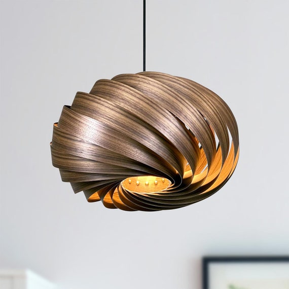 XL Hängeleuchte aus Nussbaumholz. Spiralförmige Lamellenleuchte mit passivem Licht. Handgefertigt in Deutschland.
