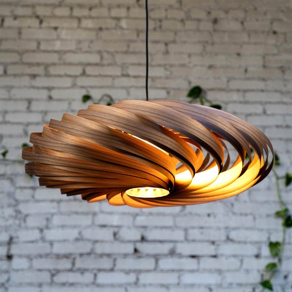 Handgefertigte Hängeleuchte aus Nussbaum Holz, spiralförmiges Design und gemütliches Licht