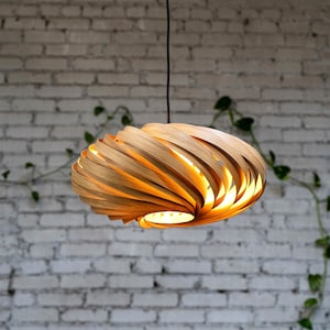 Hållbar, handgjord lampa i ek, 50 cm hög. Tillverkad i en ateljé i Köln.