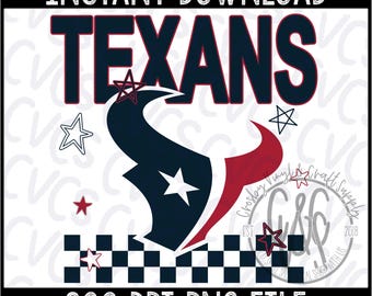 以下が含まれることがあります： ネイビーブルーの「TEXANS」という文字と赤いアウトラインが特徴のデジタルダウンロードグラフィック。画像にはチームのロゴ、星、市松模様が含まれています。上部のテキストは「INSTANT DOWNLOAD」、下部のテキストは「300 DPI PNG FILE」と書かれています。