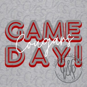 Op de afbeelding: Grijze achtergrond met de woorden "GAME DAY! Cougars" in rode en grijze blokletters. Het woord "Cougars" is in witte scriptletters geschreven. Klein cirkelvormig logo rechtsonder.