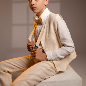 Costume de première communion en lin pour garçon | Ensemble 5 pièces pour jeune avec gilet, pantalon, chemise, nœud papillon et bretelles | 10-15 ans
