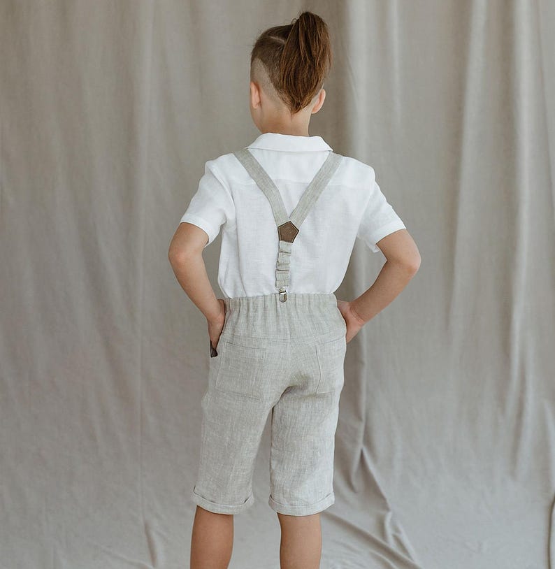 Casual boys’ linen shorts in beige with adjustable elastic waistband, front and back pockets. Lightweight and breathable, designed for ages 9–15. Perfect for summer vacations, casual outings, or everyday wear in warm weather.