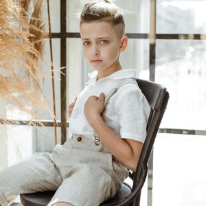 Casual boys’ linen shorts in beige with adjustable elastic waistband, front and back pockets. Lightweight and breathable, designed for ages 9–15. Perfect for summer vacations, casual outings, or everyday wear in warm weather.
