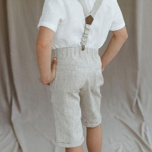 Casual boys’ linen shorts in beige with adjustable elastic waistband, front and back pockets. Lightweight and breathable, designed for ages 9–15. Perfect for summer vacations, casual outings, or everyday wear in warm weather.