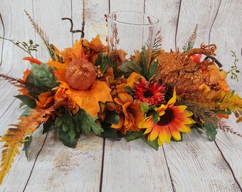 Erntedank-Mittelstück mit Blumen und Kerzenhalter, Herbst-Tischblumenarrangement mit Kerzenhalter, Kürbis-Mittelstück, Herbstdekor