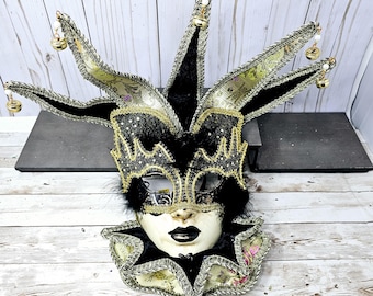 Mardi Gras Mask, Female Mardi Gras Jester Mas, Wreath Attachment, Carnival Mask, Venetian Mask, Masquerade Ball, Black Gold Mask with collar