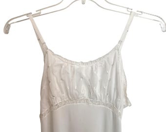 Vintage witte kanten nachtjapon met volledige slip en geborduurde bloemen en ruches aan de zoom XS Flawed