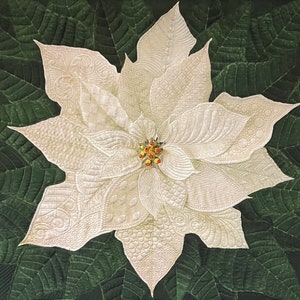 Puede incluir: Una flor de poinsettia blanca con intrincados detalles de acolchado se coloca sobre un fondo verde oscuro. La flor está en plena floración y tiene una apariencia delicada, casi translúcida.