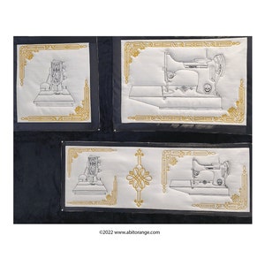 Può includere: Tre quadrati bianchi con bordi ricamati in oro, ognuno con un disegno in bianco e nero di una macchina da cucire vintage. I quadrati sono su uno sfondo nero. Il testo "©2022 www.abitorange.com" è in basso nell'immagine.