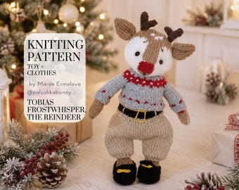 Peut inclure: Un jouet renne tricoté nommé Tobias Frostwhisper portant un pull gris à motifs rouges, un pantalon beige, une ceinture noire avec une boucle jaune et des chaussures noires. Le texte indique : KNITTING PATTERN TOY + CLOTHES by Mariia Ermolova @polushkabunny TOBIAS FROSTWHISPER, THE REINDEER.