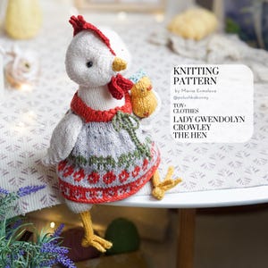 Könnte beinhalten: Ein gestricktes Hühnerspielzeug, das ein Kleid mit roten und grünen Blumenmustern trägt. Das Huhn hat einen roten Kamm und Kehllappen und hält ein kleines gelbes Küken. Der Text auf dem Bild lautet "Knitting Pattern" und "Lady Gwendolyn Crowley The Hen".