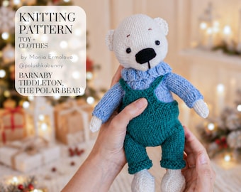 Peut inclure: Un ours polaire tricoté portant un pull bleu clair et une salopette vert foncé. Le texte sur l'image indique : KNITTING PATTERN TOY + CLOTHES by Mariia Ermolova @polushkabunny BARNABY TIDDLETON, THE POLAR BEAR. L'ours a une fourrure blanche.