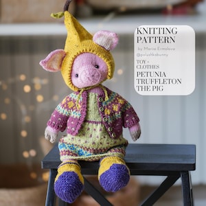 Puede incluir: Un juguete de cerdo tejido con un sombrero amarillo, un suéter morado y amarillo, un vestido verde y botas moradas y amarillas. El texto en la imagen dice "KNITTING PATTERN" y "PETUNIA TRUFFLETON THE PIG".