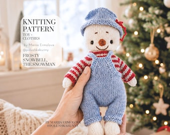Peut inclure: Un jouet bonhomme de neige tricoté portant un chapeau bleu et une salopette bleue sur un pull rayé rouge et blanc. Le texte indique : KNITTING PATTERN TOY + CLOTHES by Mariia Ermolova @polushkabunny FROSTY SNOWBELL, THE SNOWMAN. BY MARIIA ERMOLOVA @POLUSHKABUNNY.
