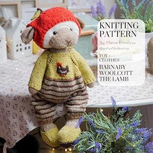 Può includere: Un giocattolo di agnello lavorato a maglia con un cappello rosso e un completo giallo con un disegno di pollo marrone. L'outfit comprende un maglione giallo e pantaloni a righe. L'immagine include anche il testo "Knitting Pattern" e "Barnaby Woolcott The Lamb".