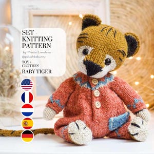 Puede incluir: Un juguete de bebé tigre tejido, con un atuendo rojo-naranja con detalles azules. El tigre tiene una cabeza marrón con rayas y orejas negras. El texto en la imagen dice "SET - KNITTING PATTERN" y "TOY + CLOTHES BABY TIGER".