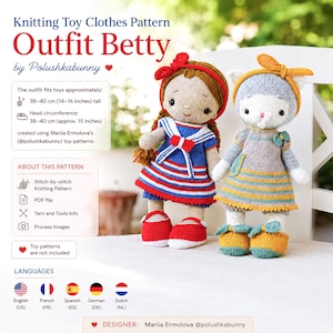 Op de afbeelding: Een breipatroon voor speelgoedkleding, getiteld "Outfit Betty", met twee gebreide poppen. De ene pop draagt een rood, wit en blauw outfit in matrozenstijl. De andere pop is een kat met een grijze en gele jurk. Het patroon past voor speelgoed van ongeveer 38-40 cm groot.