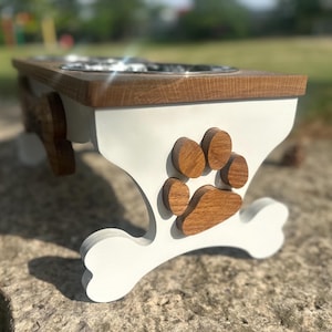 Personalized White Oak Dog Bowl Stand with White Base, Raised Feeder for Dogs, Custom Name & Paw Design, Handmade Wooden Pet Gift Idea