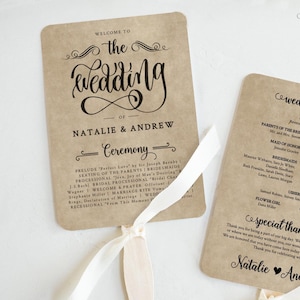 Könnte beinhalten: Ein brauner Papier-Hochzeitsfächer mit einem weißen Band. Die Vorderseite des Fächers trägt den Text "Willkommen zur Hochzeit von Natalie & Andrew" und eine Zeremonie-Ablaufliste. Die Rückseite des Fächers trägt den Text "Hochzeitsgesellschaft" und listet die Mitglieder der Hochzeitsgesellschaft auf. Der Fächer trägt auch den Text "Herzlichen Dank" und die Namen "Natalie & Andrew".
