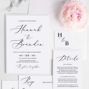 Op de afbeelding: Elegant trouwuitnodigingspakket met kalligrafie. Bevat uitnodiging, RSVP, details en monogramkaarten. Met een roze pioenroos en een zilveren lint. De uitnodiging is voor Hannah en Branden.
