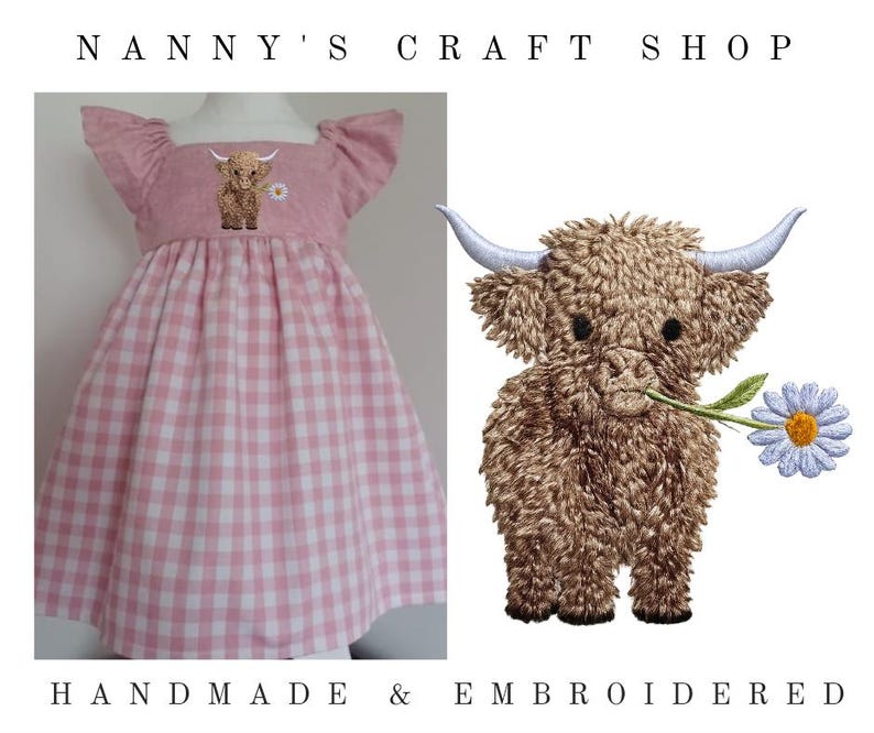 Op de afbeelding: Een roze en wit geruite jurk met vlindermouwen en een vierkante halslijn. Het lijfje is voorzien van een geborduurde bruine Schotse Hooglander die een wit madeliefje vasthoudt. De tekst Nanny's Craft Shop en Handmade & Embroidered is zichtbaar.