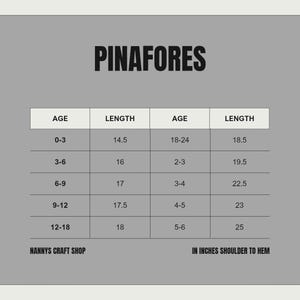 Pode incluir: Uma tabela de tamanhos para pinafores, com faixas et&aacute;rias e comprimentos em polegadas. A tabela inclui tamanhos para idades de 0-3 a 5-6, com comprimentos variando de 36,8 cm a 63,5 cm. O texto na parte inferior diz "Nannys Craft Shop" e "In inches shoulder to hem".