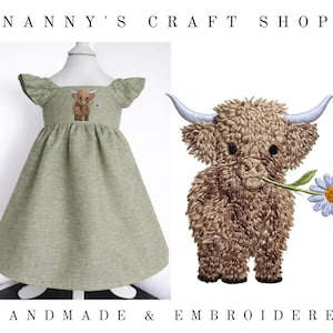 Op de afbeelding: Een saliegroene jurk met vlindermouwen en een vierkante halslijn, voorzien van een geborduurde bruine Schotse Hooglander die een madeliefje vasthoudt op het lijfje. De tekst NANNY'S CRAFT SHOP en HANDMADE & EMBROIDERED staat boven- en onderaan.