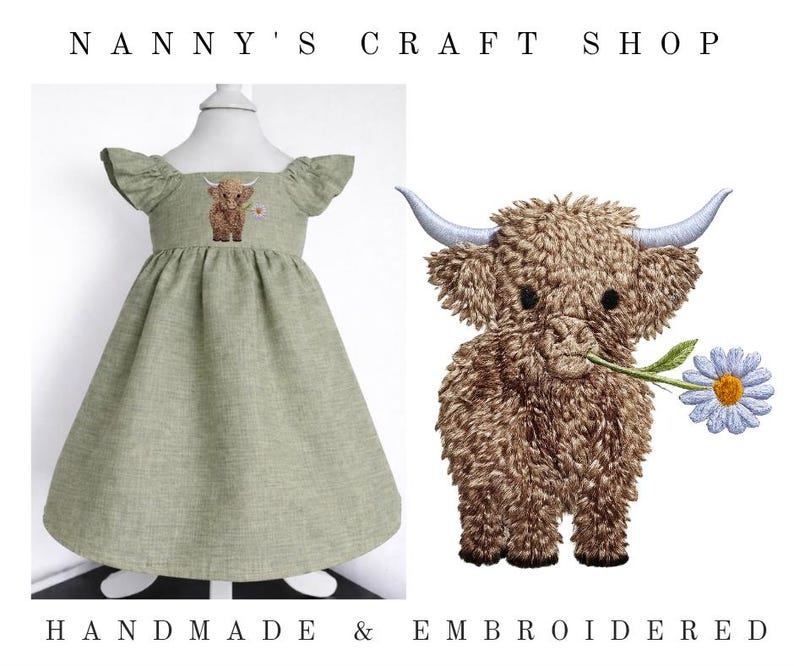 Op de afbeelding: Een saliegroene jurk met vlindermouwen en een vierkante halslijn, voorzien van een geborduurde bruine Schotse Hooglander die een madeliefje vasthoudt op het lijfje. De tekst NANNY'S CRAFT SHOP en HANDMADE & EMBROIDERED staat boven- en onderaan.