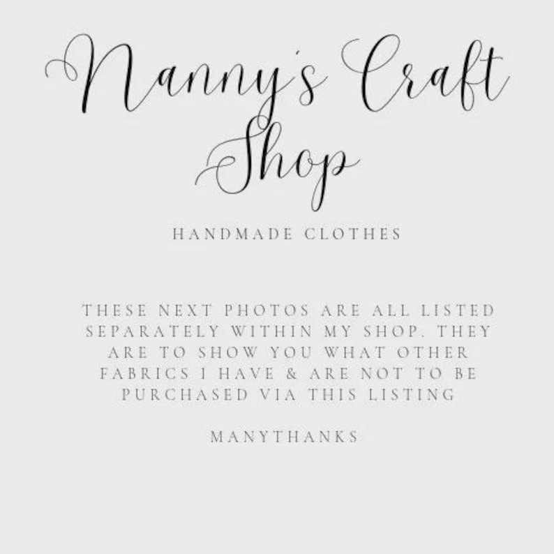 Op de afbeelding: Een witte informatieve afbeelding met zwarte tekst die Nanny's Craft Shop, HANDMADE CLOTHES leest, en een bericht dat de volgende foto's andere beschikbare stoffen tonen en niet via deze aanbieding kunnen worden gekocht. Veel dank.