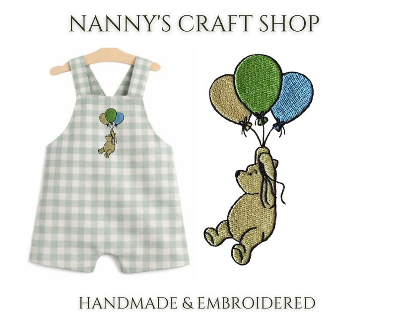 Pode incluir: Um macac&atilde;o de beb&ecirc; com um padr&atilde;o xadrez verde e branco, com um desenho bordado de um urso segurando bal&otilde;es. A imagem tamb&eacute;m mostra um urso bordado separado com bal&otilde;es. O texto diz "Nanny's Craft Shop" e "Handmade & Embroidered."