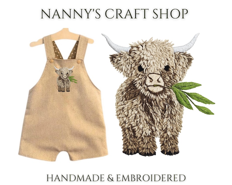Pode incluir: Macac&atilde;o bege para beb&eacute; com um design bordado de vaca Highland, pendurado num cabide de madeira. Uma vaca Highland bordada detalhada com folhas verdes tamb&eacute;m &eacute; mostrada. O texto diz "Nanny's Craft Shop" e "Handmade & Embroidered".