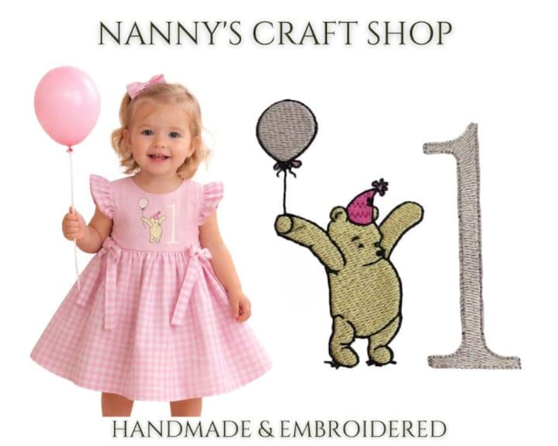 Op de afbeelding: Een roze jurk met vichy-ruitjes, ruches aan de mouwen en een strik, voorzien van een geborduurde beer met een feesthoedje die een ballon vasthoudt naast het cijfer 1. De tekst NANNY'S CRAFT SHOP en HANDMADE & EMBROIDERED staat op de afbeelding.