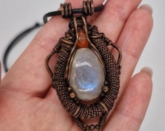 Afrikanischer Mondstein & Karneol Anhänger Handgefertigter Coiled oxidierter Kupferdraht eingewickelt Talisman