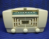 Vintage 1947 RCA Victor Golden Throat AM tube radio model 66X12 in a factory painted Bakelite case, Art Deco MCM table mantel working