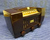 Vintage 1947 RCA Victor Golden Throat AM tube radio model 66X11 in a stunning Bakelite case, Art Deco MCM table mantel working
