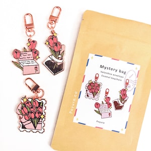 Valentinstag-Umschlag-Emaille-Schlüsselanhänger – Frühlingstulpen-Blume-Metall-Schlüsselanhänger – Liebesbrief, Tintenstempel-Postanhänger – Gacha Mystery Lucky Blind Bag