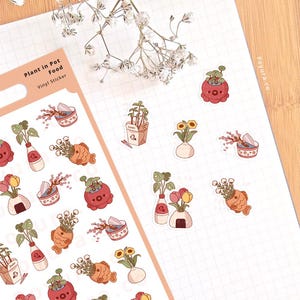 Op de afbeelding: Een vel vinylstickers met cartoonillustraties van potplanten en bloemen. Ontwerpen omvatten planten in rode potten, visvormige potten en vazen. De sticker heeft de tekst "Plant in Pot Food Vinyl Sticker".