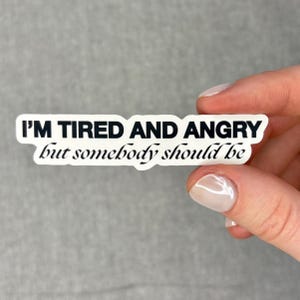 Naklejka/magnes „Jestem zmęczony i zły”: ręcznie laminowana