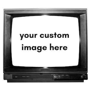 Puede incluir: Un televisor antiguo en blanco y negro con el texto "your custom image here" en la pantalla. El televisor tiene una forma rectangular con un marco oscuro y un panel de control en la parte inferior.