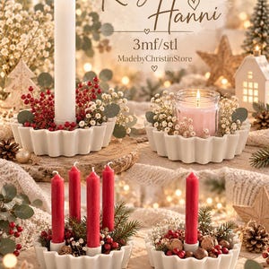 Puede incluir: Cuatro portavelas de cerámica blanca estriada decorados con bayas rojas, paniculata blanca y vegetación. El conjunto incluye una vela blanca alta, una vela rosa en tarro y cinco velas rojas. Texto: Kerzenliebe Hanni, 3mf/stl, MadebyChristinStore.