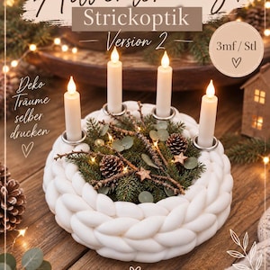 Könnte beinhalten: Ein weißer, runder Adventskranz in Strickoptik mit vier weißen Stabkerzen in silbernen Halterungen. Die Mitte ist mit grünen Tannenzweigen, kleinen Tannenzapfen, hölzernen Sternen und dünnen Zweigen mit kleinen Blättern geschmückt.