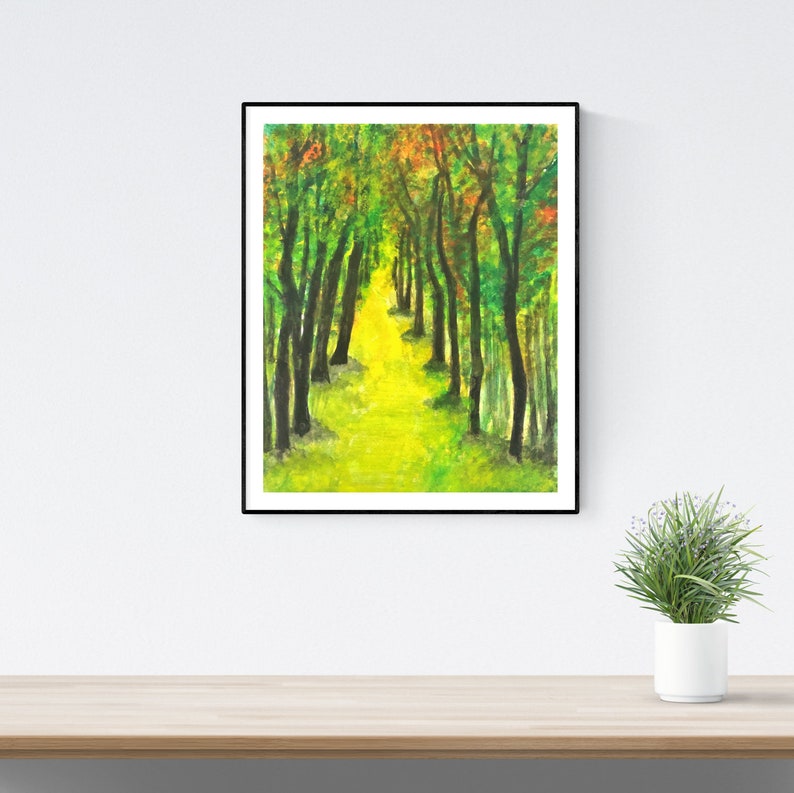 以下が含まれることがあります： 森の中を進む小道を描いた、額装された水彩画。小道は木々に囲まれ、葉は緑と黄色の混ざり合った色合い。木々から差し込む光が、明るく黄色い小道を作っている。