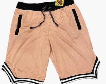Op de afbeelding: Perzikkleurige sport shorts met zwarte en witte bies. De shorts hebben een zwarte tailleband met een trekkoord en zijzakken.