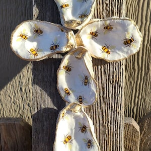 Oyster shell cross bee&#39;s