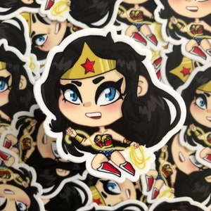 Chibi 𝐖𝐨𝐧𝐝𝐞𝐫 𝐖𝐨𝐦𝐚𝐧 Vinyl Sticker | 3 inches | Water Bottle Laptop Decal | Superhero | Comics | Cosplay