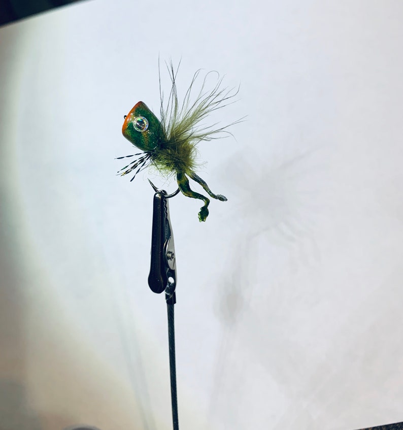 Le petit popper grenouille de Susie  mouches de pêche faites image 0