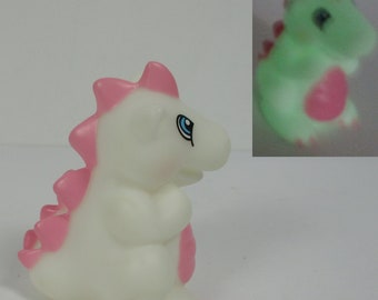 HQG1C Lente Baby DRAGON Roze Glow in the Dark White Nostalgische jaren 1980 Klassieke stijl zacht speelgoed